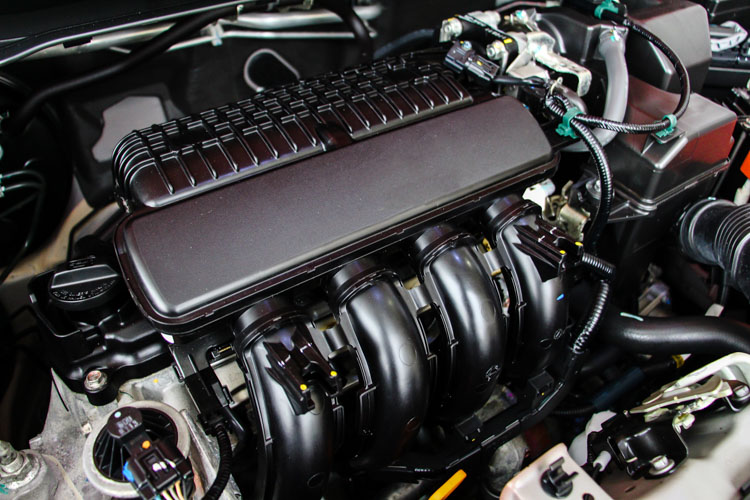 Κινητήρας - σπορ μηχανή αυτοκινήτου με σκούρα χρώματα.