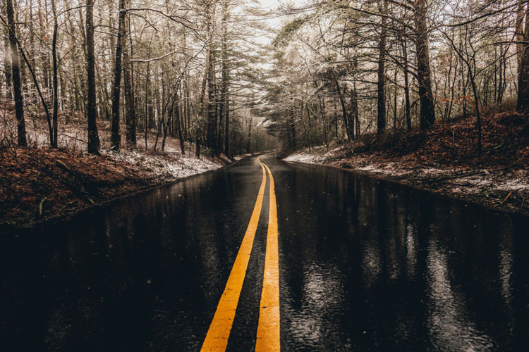 δρόμος βρεγμένος από βροχή 