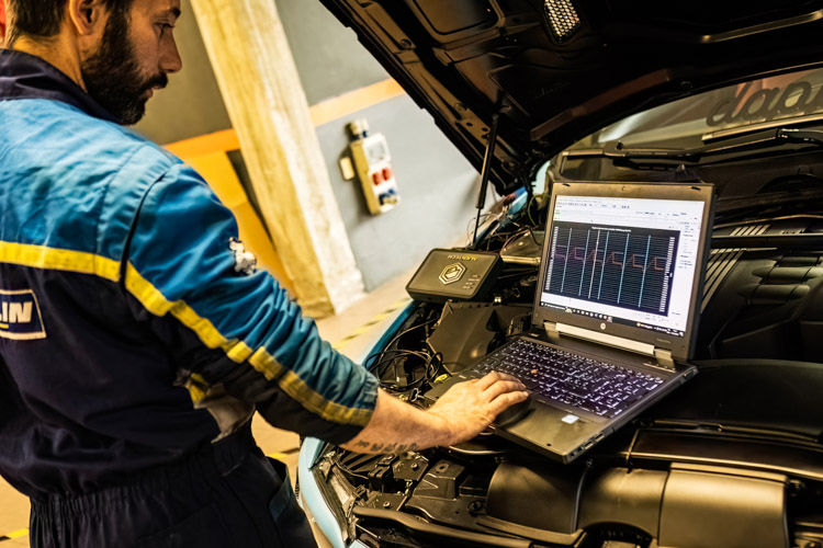 Βελτίωση οχήματος φυσικού αερίου με μηχανικό σε συνεργείο να κάνει chip tuning.