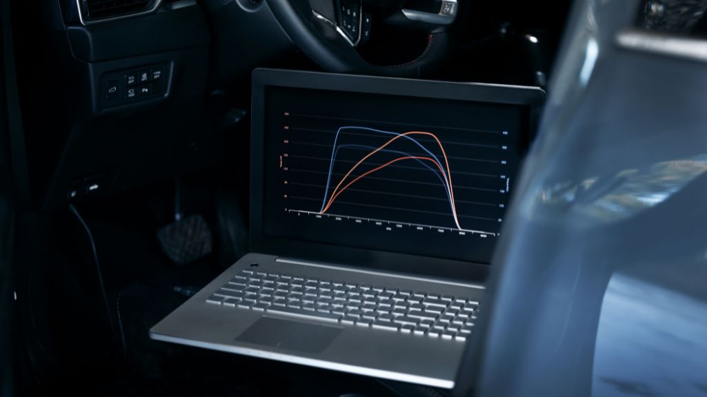 Υπολογιστής με εγκατεστημένο λογισμικό tuning και προγραμματισμού ιπποδύναμης αυτοκινήτου